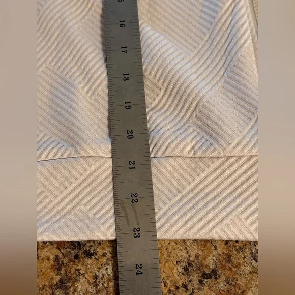 NWOT Women’s Beige Zip- Up Sweater Size Medium Textured Long Sleeves Polyester - Picture 6 of 9